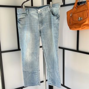 Calvin klein cropped light wash denim sz 31
